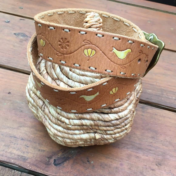 Lucky Brand Embossed 100% Leather Belt With Solid Brass Buckle Size 32 Birds - Picture 2 of 9